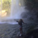 Mädchen vor Wasserfall