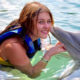 Mädchen mit Delfin