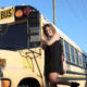 ein Mädchen vor einem amerikanischen Schulbus