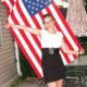Mädchen vor amerikanischer Flagge